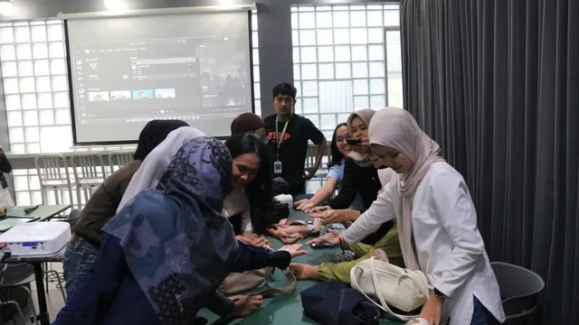 Anggota ManifesThink berfoto bersama di ruang diskusi